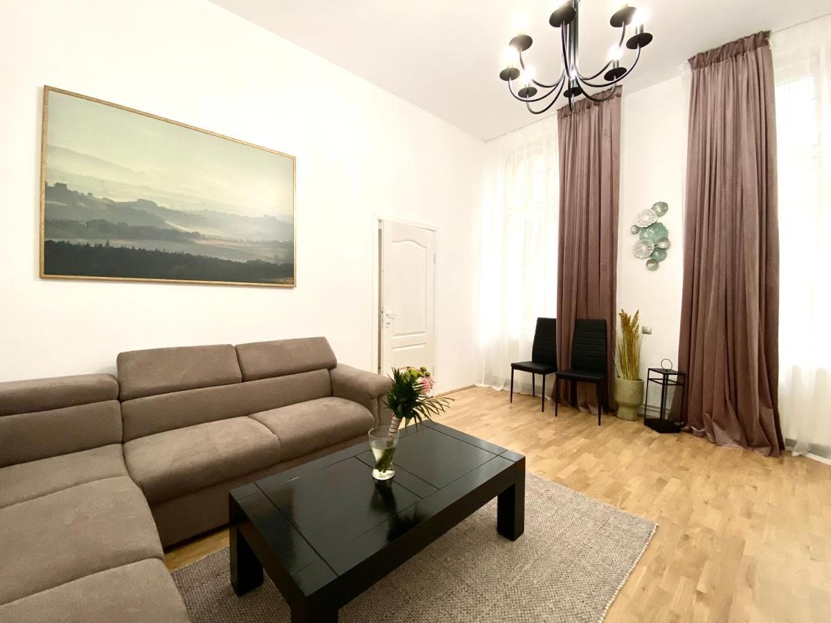 Republique Family Apartment บราชอฟ ภายนอก รูปภาพ